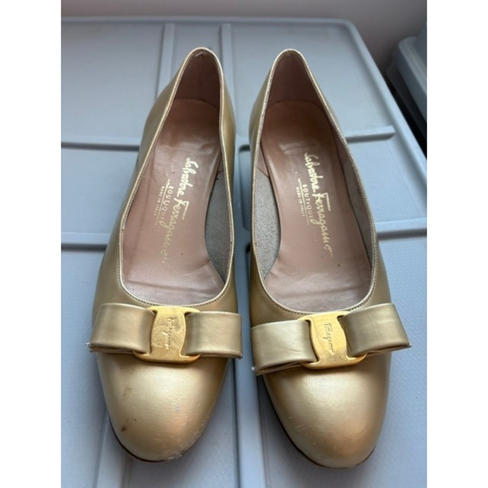 Salvatore Ferragamo Gold Leather Vara Bow Pumps Low Block Heel 8.5 B Italy
